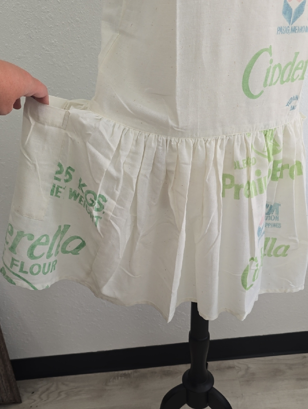 VTG Cinderella Flour Sack Printed Ruffle Bottom Side Pocket 100% Cotton Dress LG - Picture 4 of 7